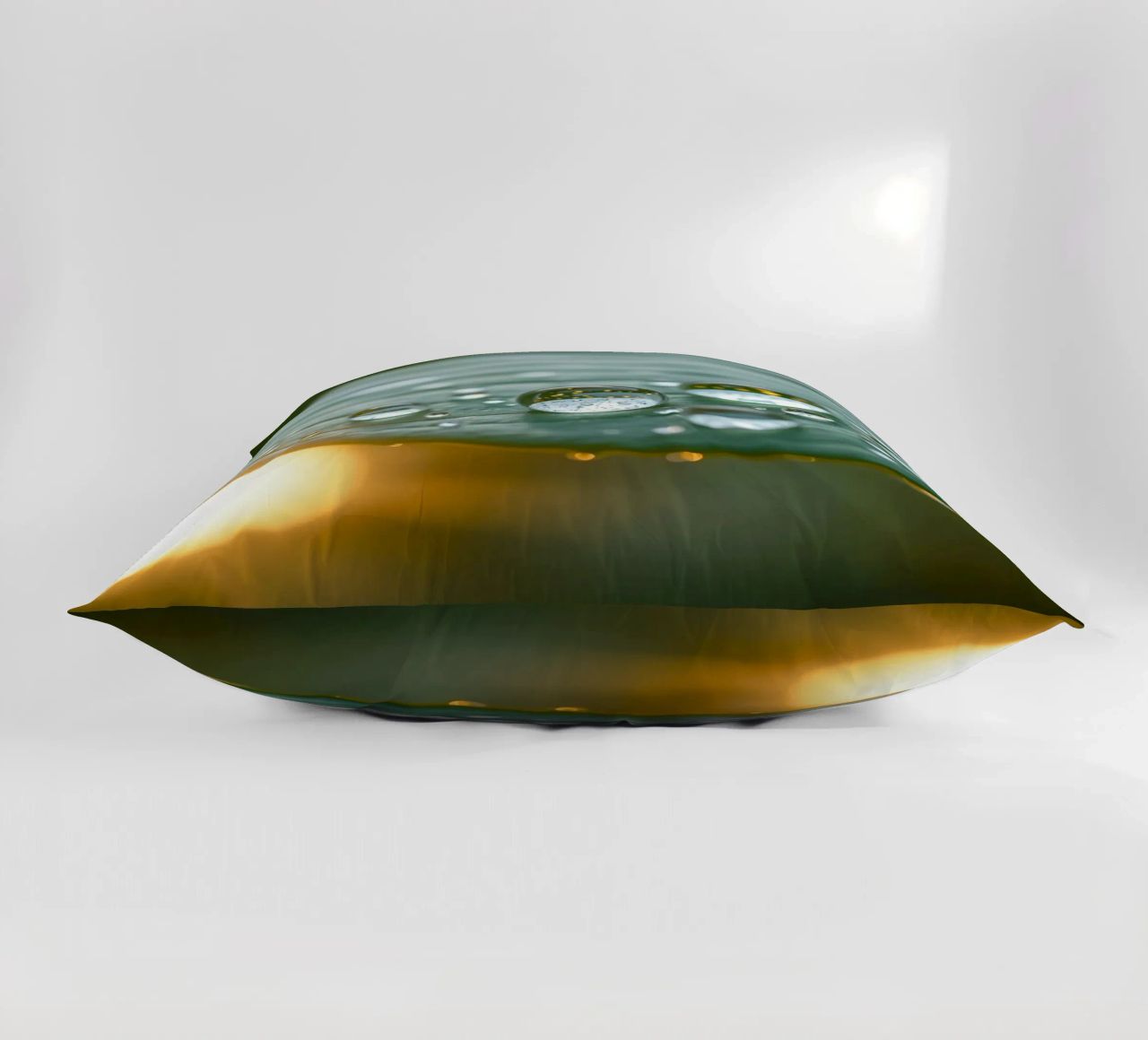 Vue rapprochée de gouttelettes d'eau sur une feuille verte coussin de DesignDoodle