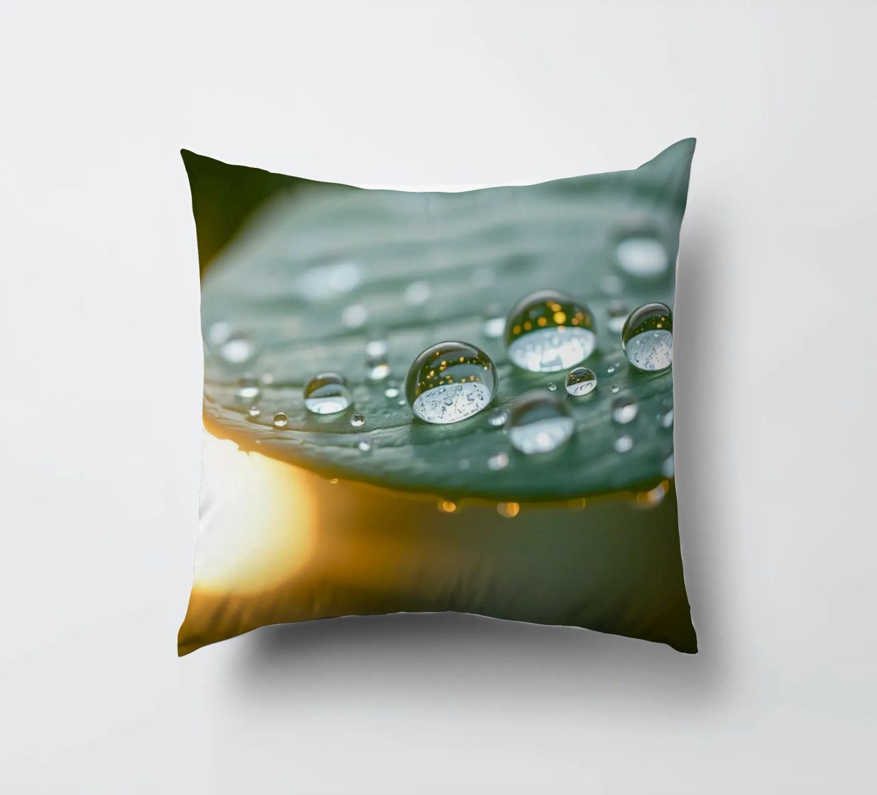 Vue rapprochée de gouttelettes d'eau sur une feuille verte coussin de DesignDoodle