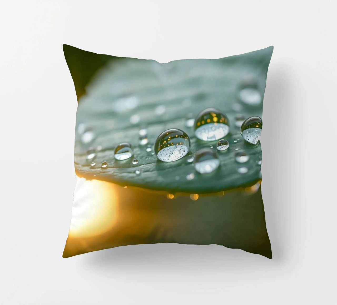 Vue rapprochée de gouttelettes d'eau sur une feuille verte coussin de DesignDoodle