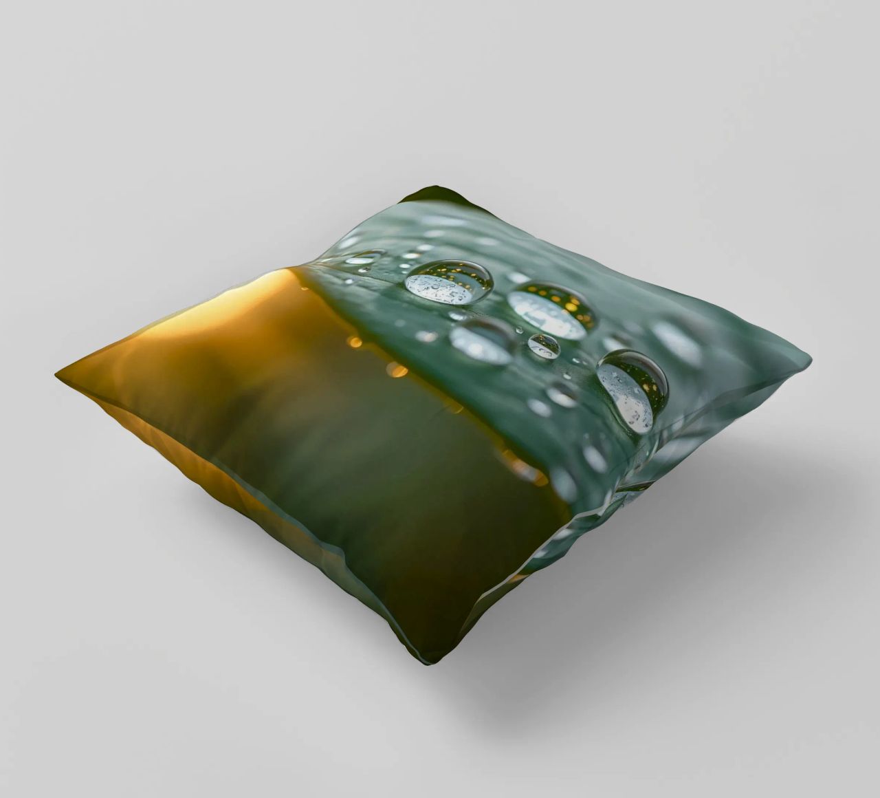 Vue rapprochée de gouttelettes d'eau sur une feuille verte coussin de DesignDoodle