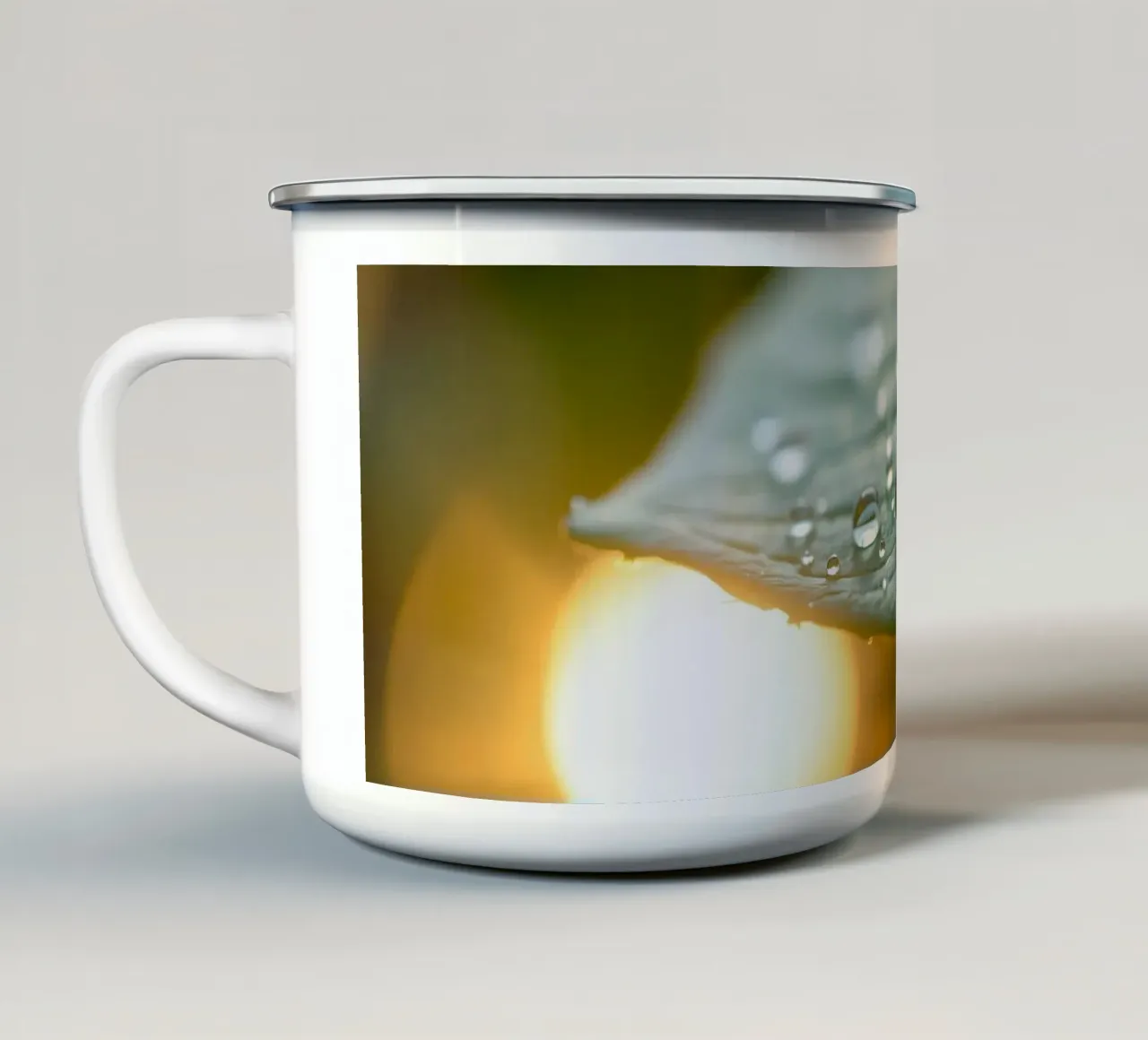 Primer plano de gotas de agua sobre una hoja verde taza de esmalte de DesignDoodle