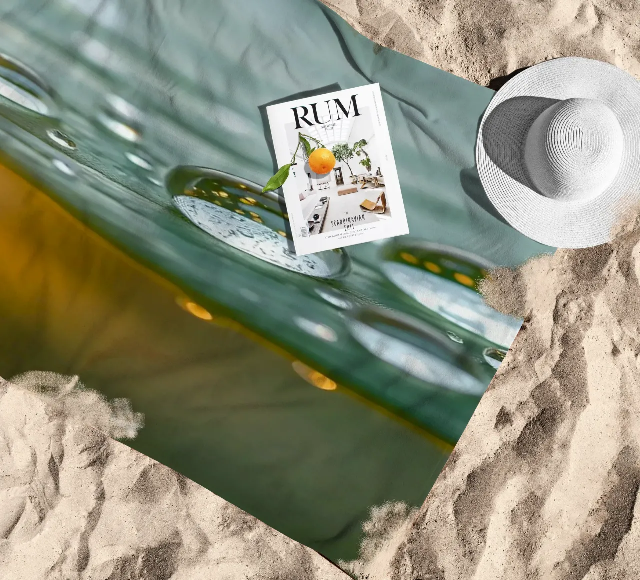 Primer plano de gotas de agua sobre una hoja verde toalla de playa de DesignDoodle