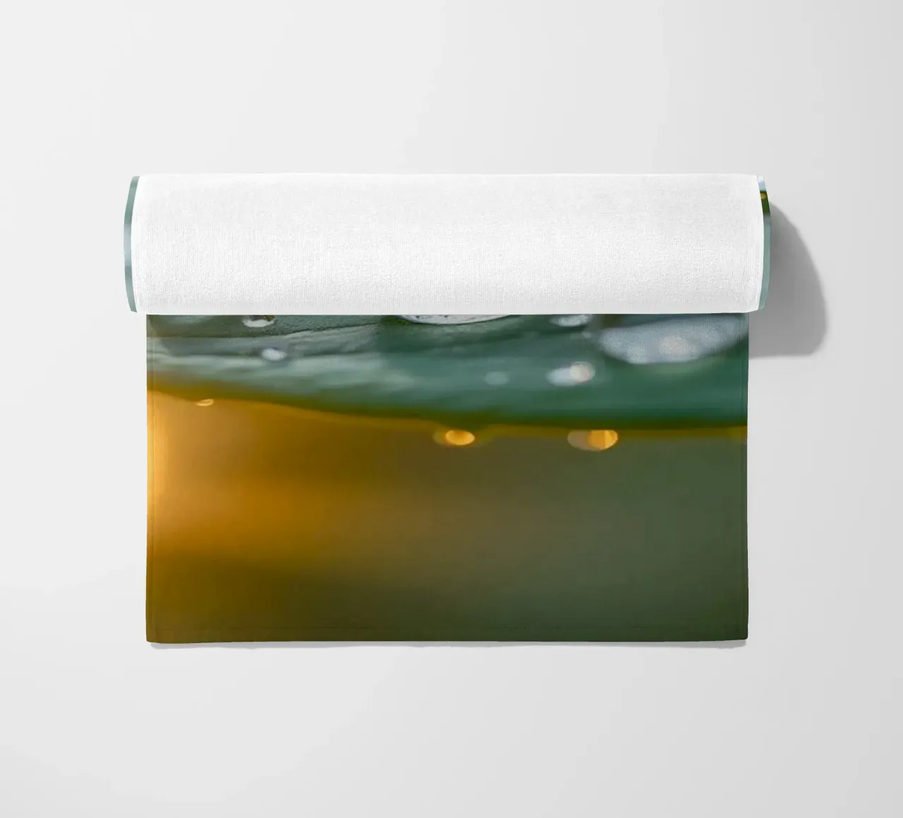 Primer plano de gotas de agua sobre una hoja verde toalla de playa de DesignDoodle