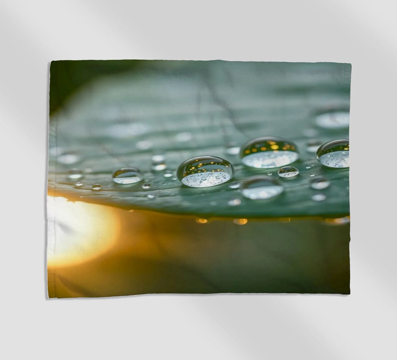 Vue rapprochée de gouttelettes d'eau sur une feuille verte serviette de plage de DesignDoodle