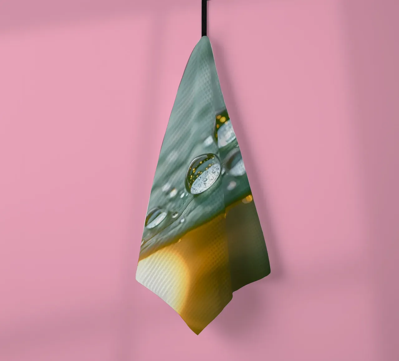 Vue rapprochée de gouttelettes d'eau sur une feuille verte torchon de DesignDoodle