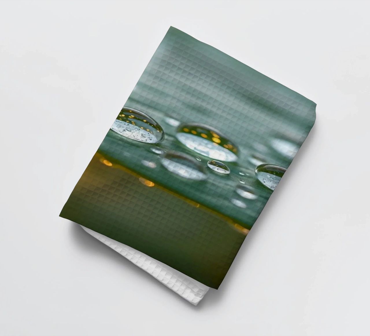 Vue rapprochée de gouttelettes d'eau sur une feuille verte torchon de DesignDoodle