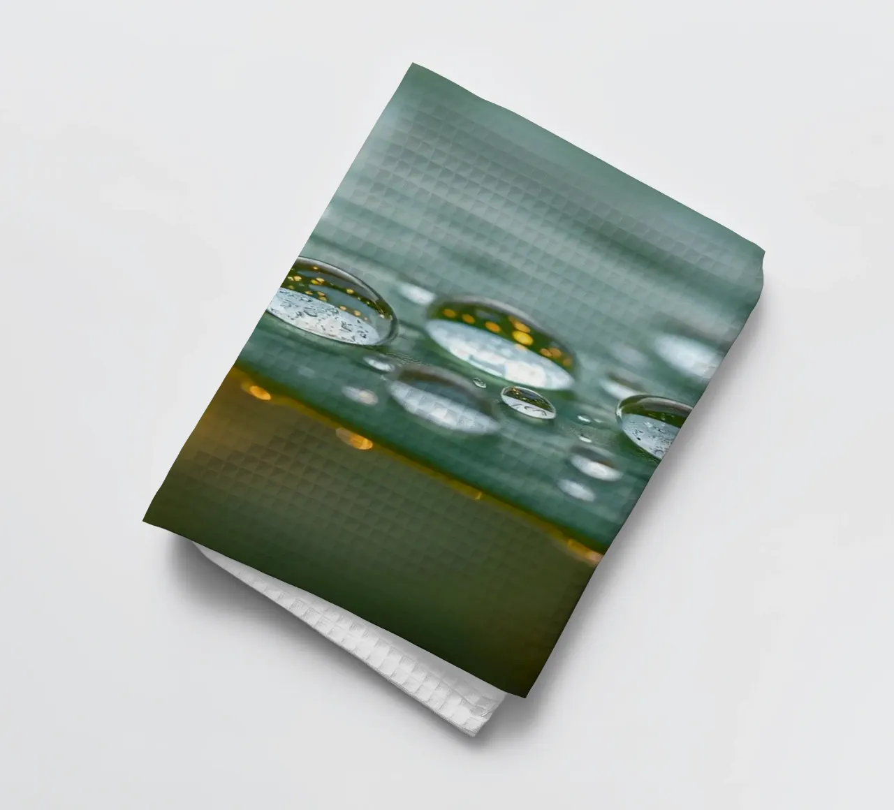 Vue rapprochée de gouttelettes d'eau sur une feuille verte torchon de DesignDoodle