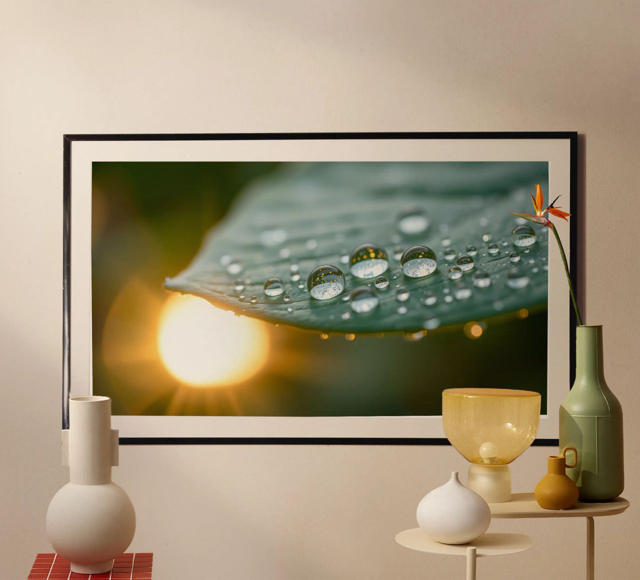 Vue rapprochée de gouttelettes d'eau sur une feuille verte poster de DesignDoodle