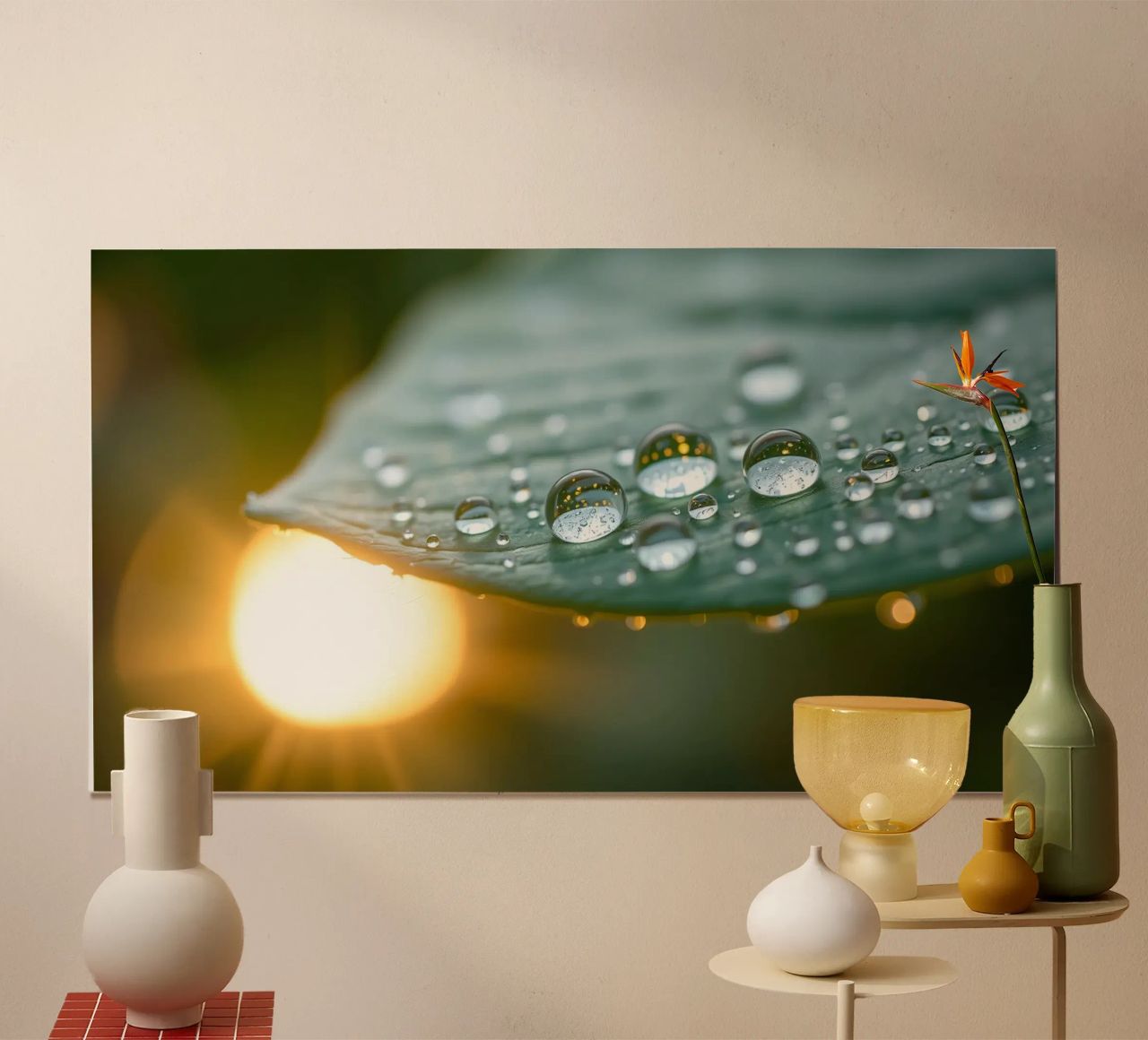 Vue rapprochée de gouttelettes d'eau sur une feuille verte poster de DesignDoodle