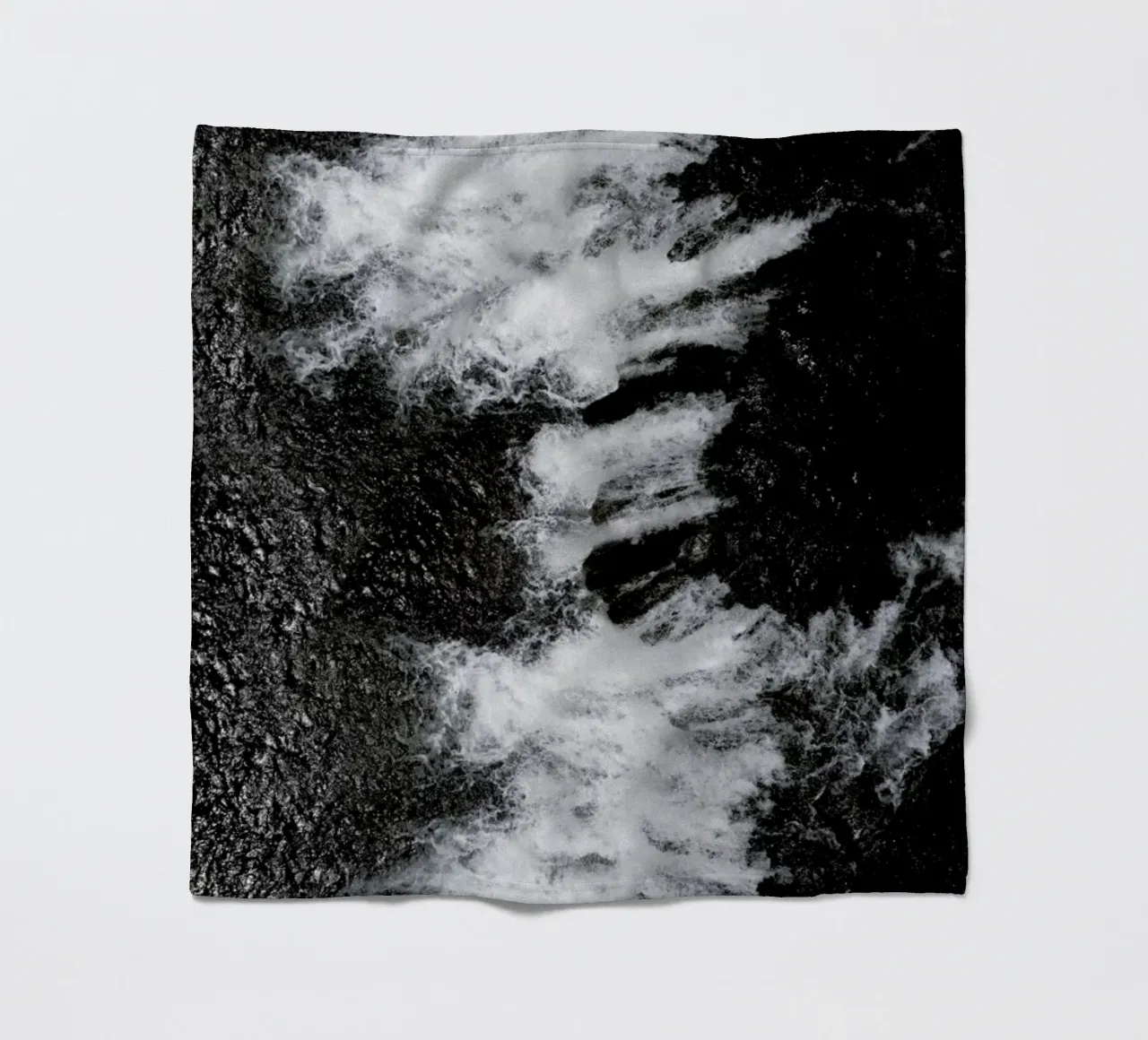 Black and White Water Cascade coperta in pile da Studio Nahili