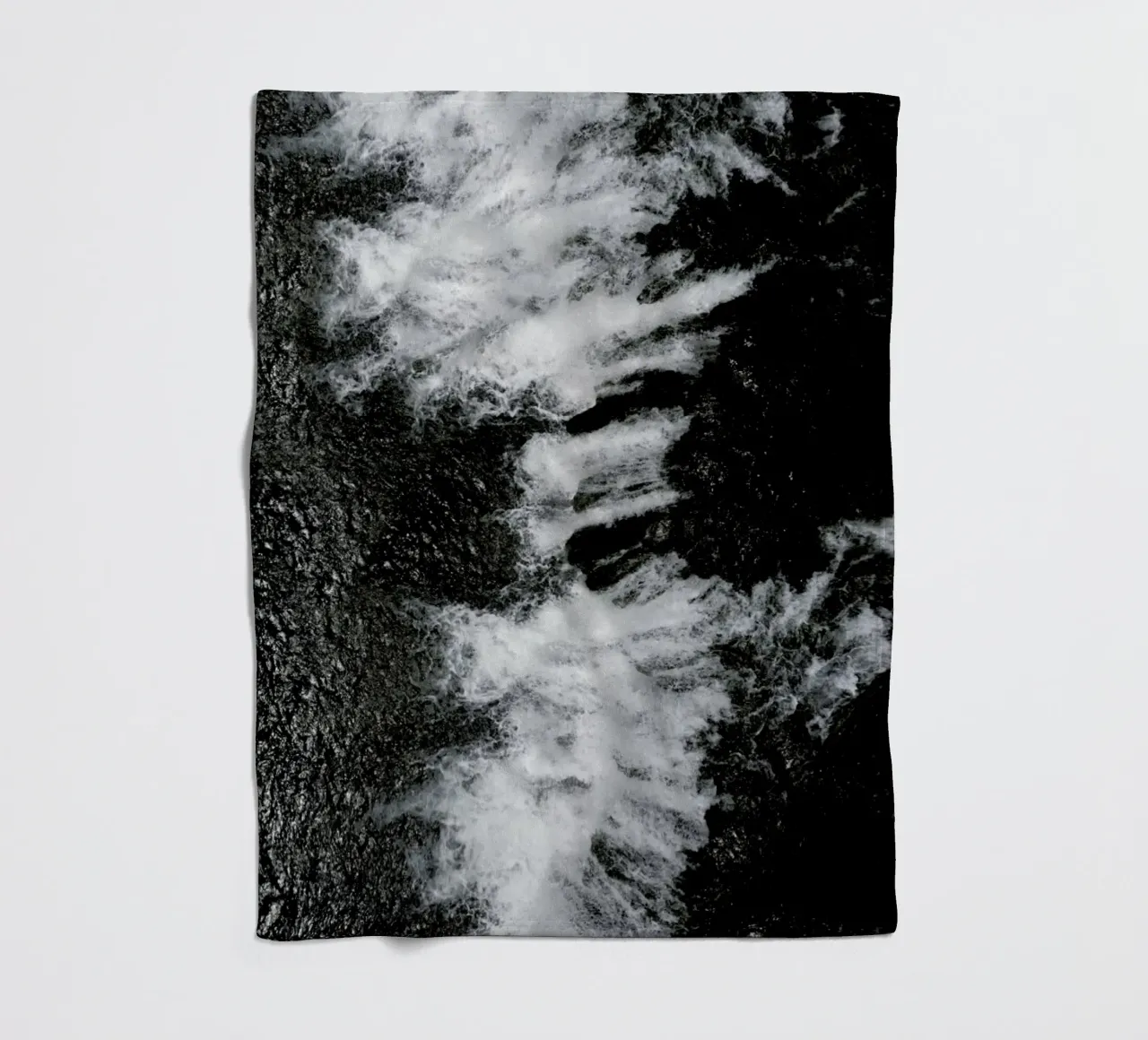 Black and White Water Cascade coperta in pile da Studio Nahili