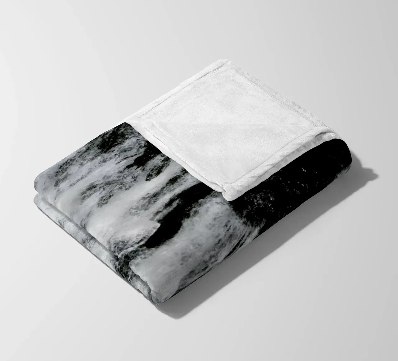 Black and White Water Cascade coperta in pile da Studio Nahili