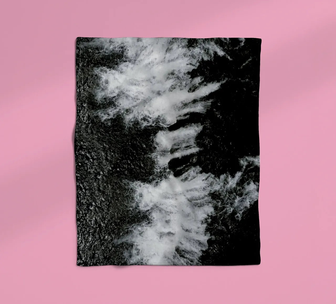 Black and White Water Cascade coperta in pile da Studio Nahili