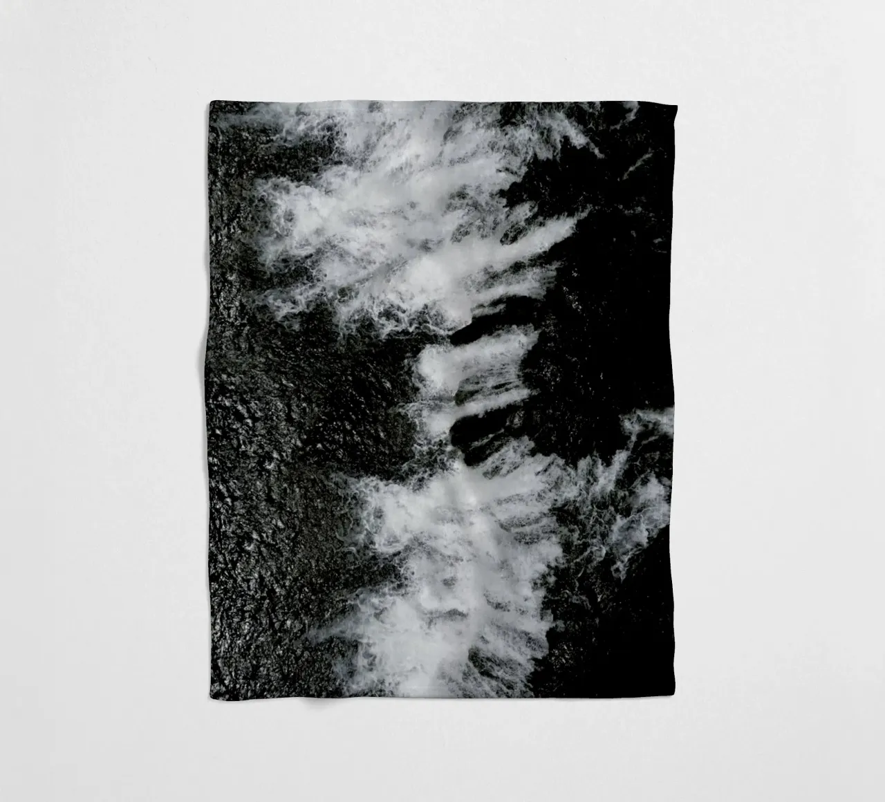 Black and White Water Cascade coperta in pile da Studio Nahili