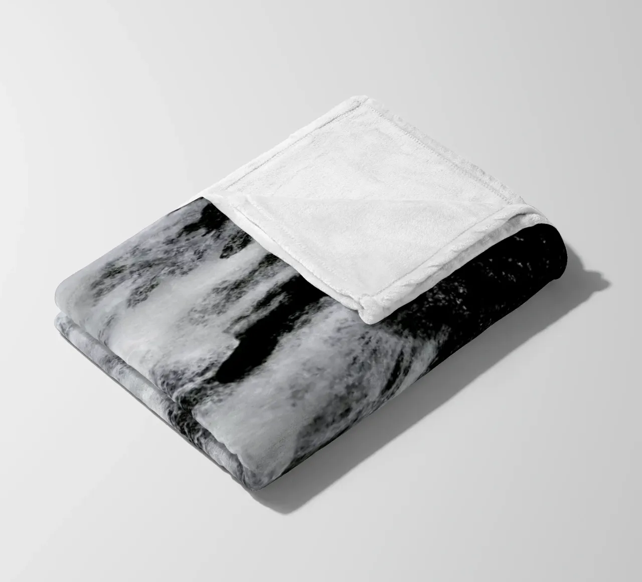 Black and White Water Cascade coperta in pile da Studio Nahili