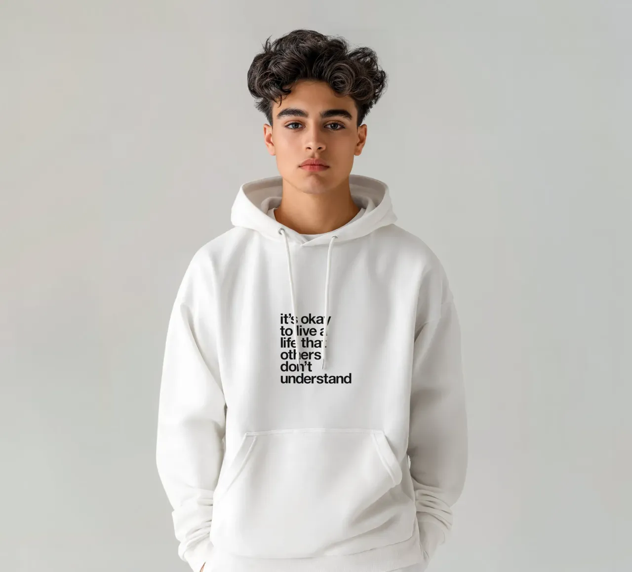 Va bene vivere una vita che gli altri non capiscono felpa con cappuccio da THE MOTIVATED TYPE