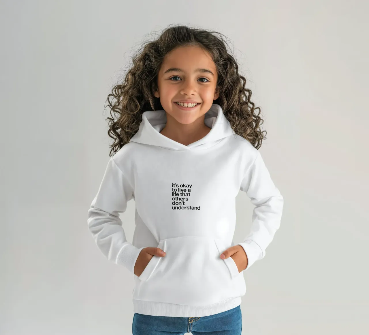 Va bene vivere una vita che gli altri non capiscono felpa bambino con cappuccio da THE MOTIVATED TYPE