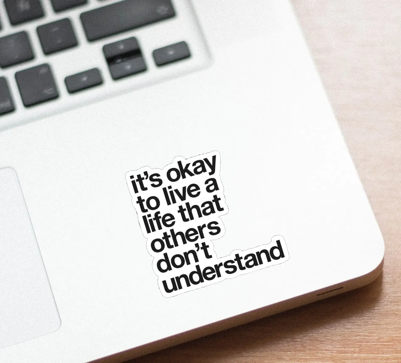 Va bene vivere una vita che gli altri non capiscono adesivo da THE MOTIVATED TYPE