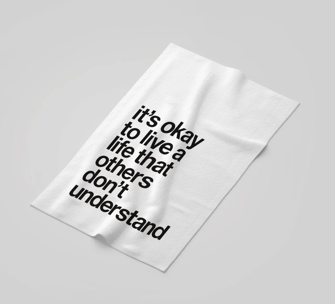 Va bene vivere una vita che gli altri non capiscono telo mare da THE MOTIVATED TYPE