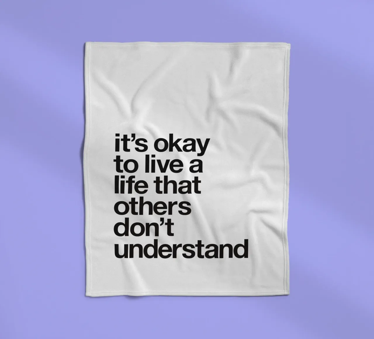 Va bene vivere una vita che gli altri non capiscono coperta in pile da THE MOTIVATED TYPE