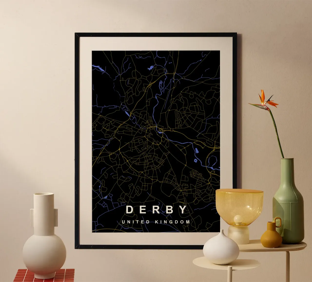 Mappa della città di Derby Regno Unito nero e oro poster con telaio in alluminio da Cartographers Library