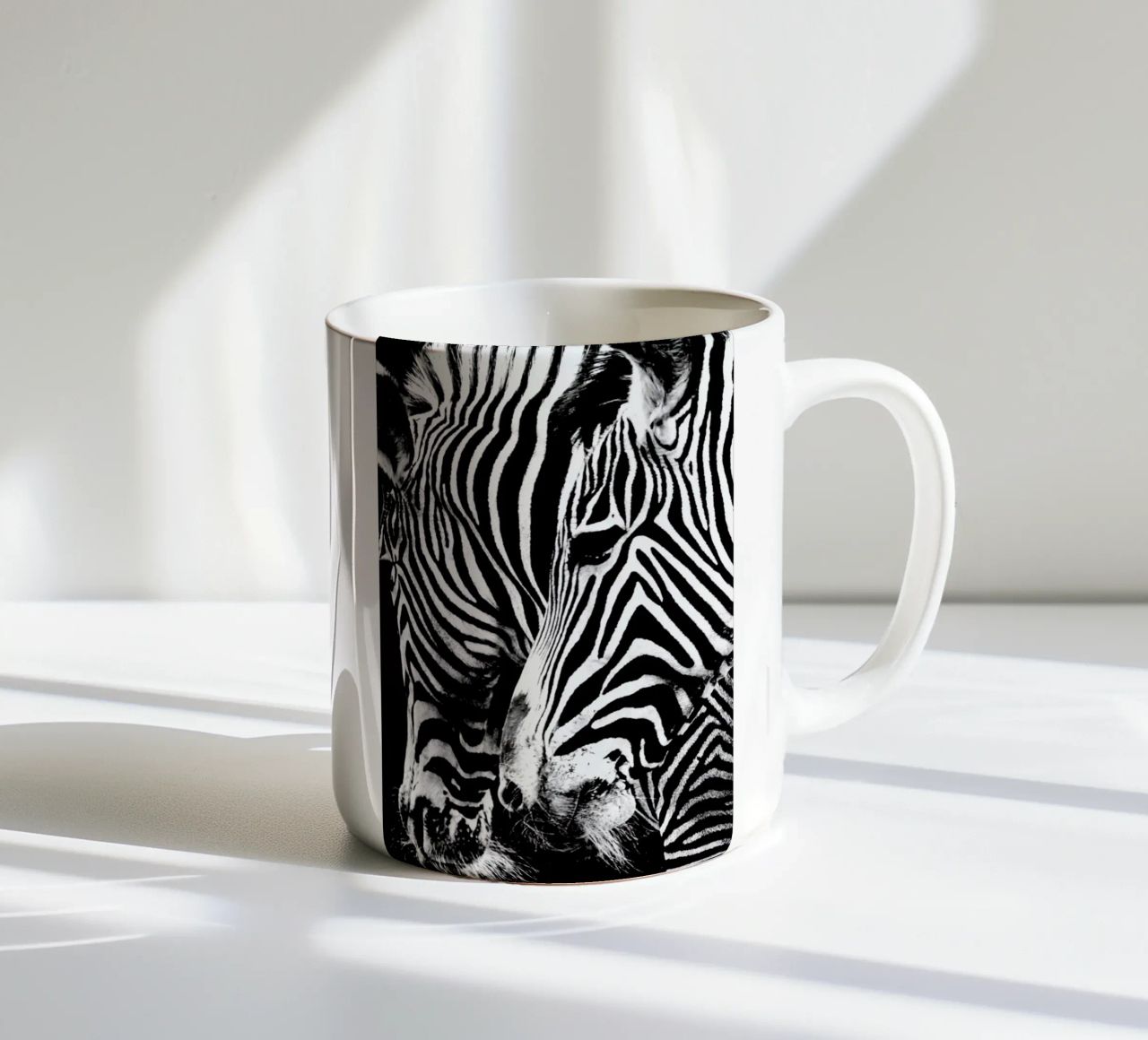 Zebra Hug tazza in ceramica da Babett Schultze