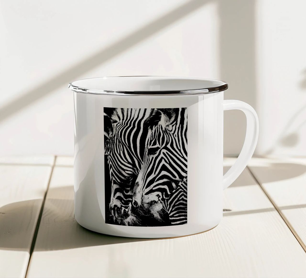 Zebra Hug tazza in smalto da Babett Schultze