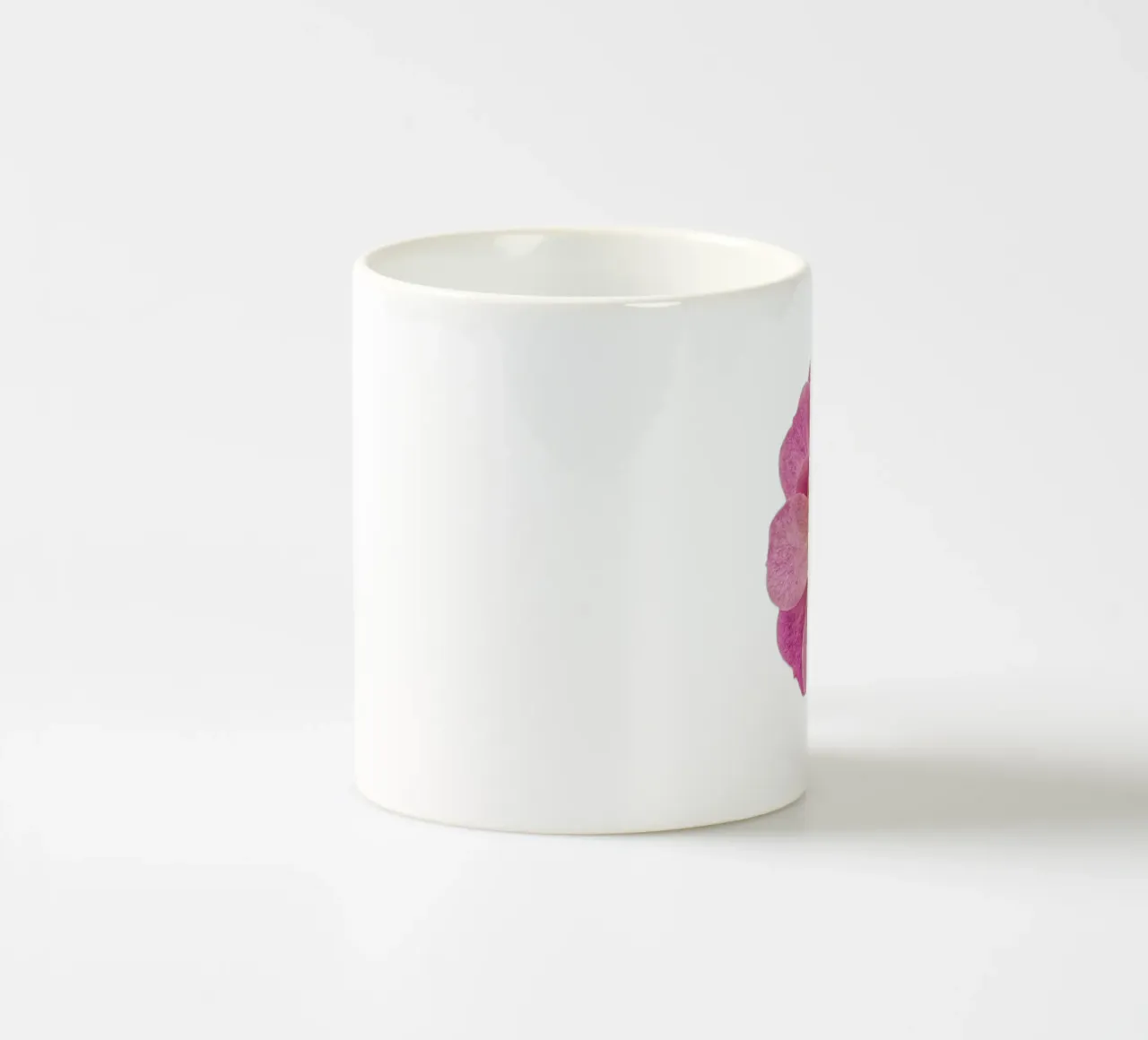Singola rosa selvatica tazza in ceramica da Curious Collections by Marielle Leenders