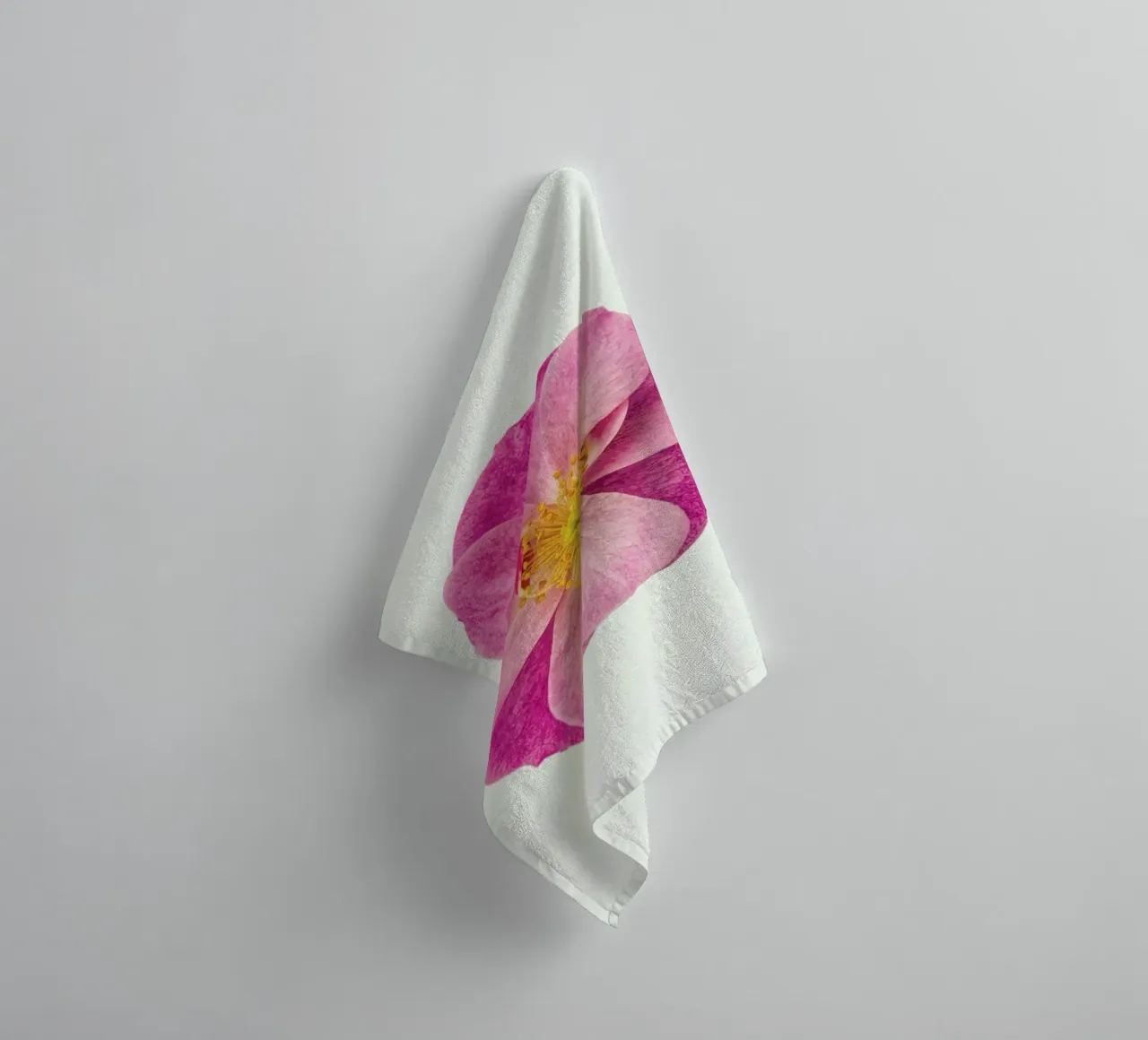 Singola rosa selvatica asciugamano da bagno da Curious Collections by Marielle Leenders