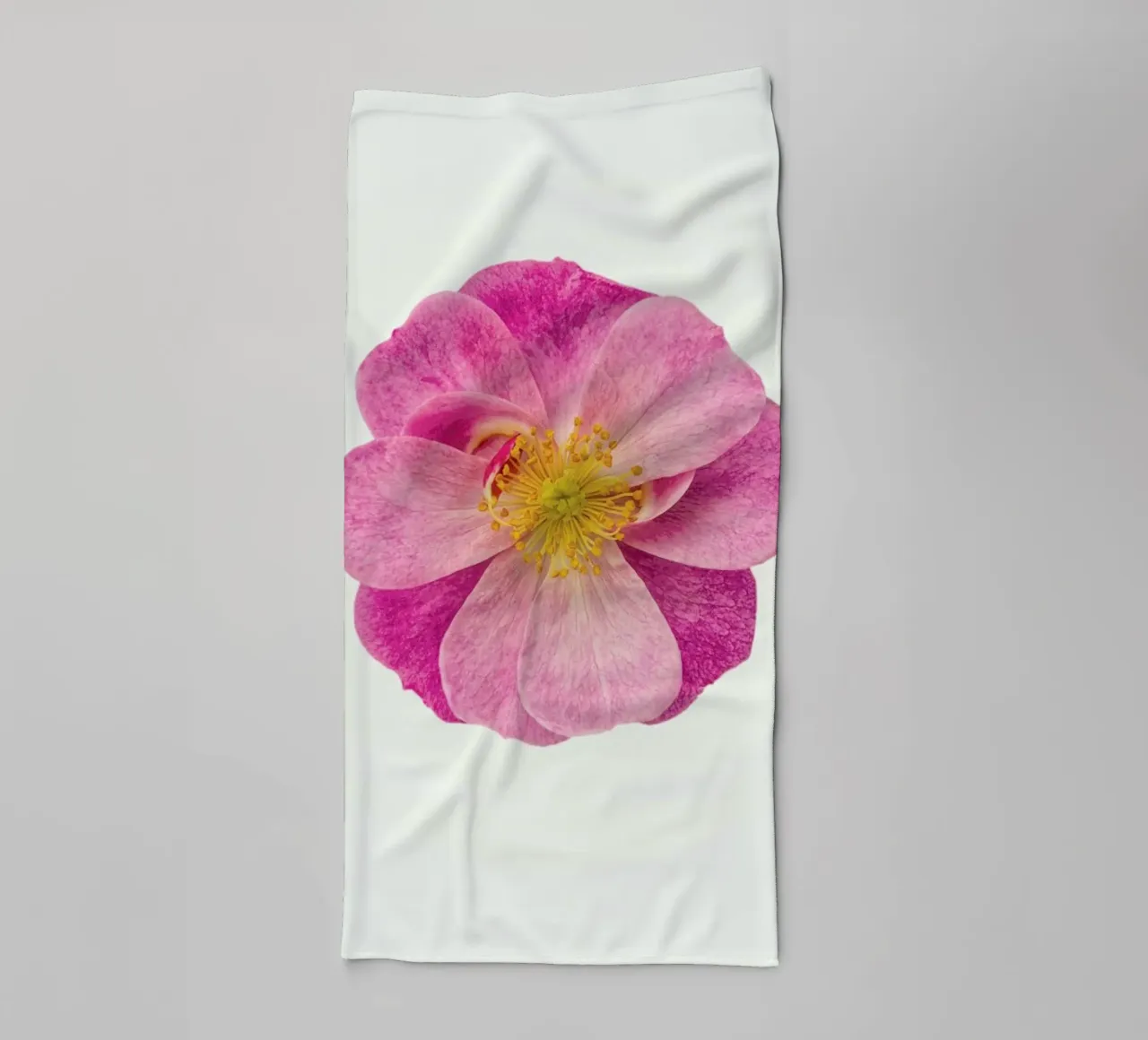 Singola rosa selvatica asciugamano da bagno da Curious Collections by Marielle Leenders