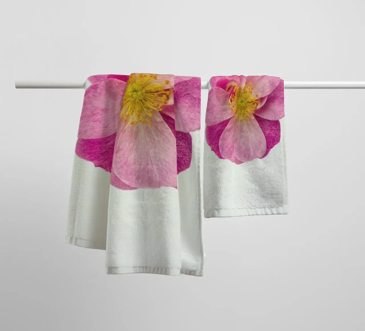 Singola rosa selvatica asciugamano da bagno da Curious Collections by Marielle Leenders