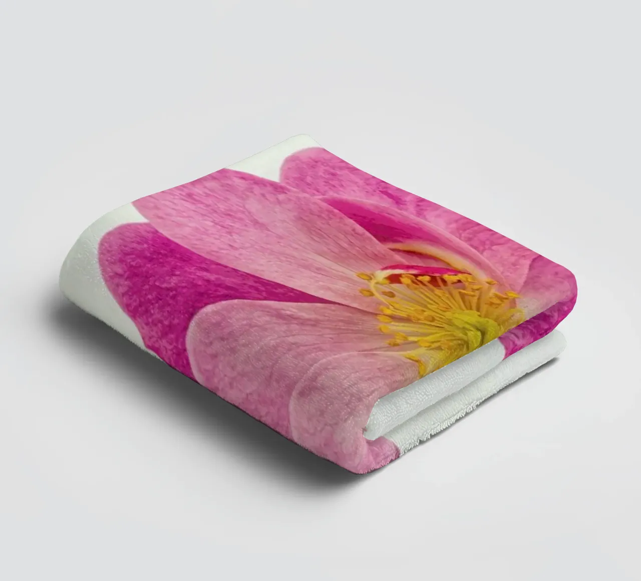 Singola rosa selvatica asciugamano da bagno da Curious Collections by Marielle Leenders