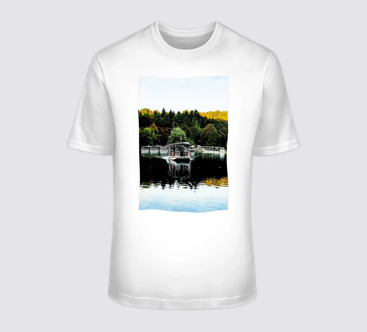 Reflections on Lake t-shirt da Babett Schultze
