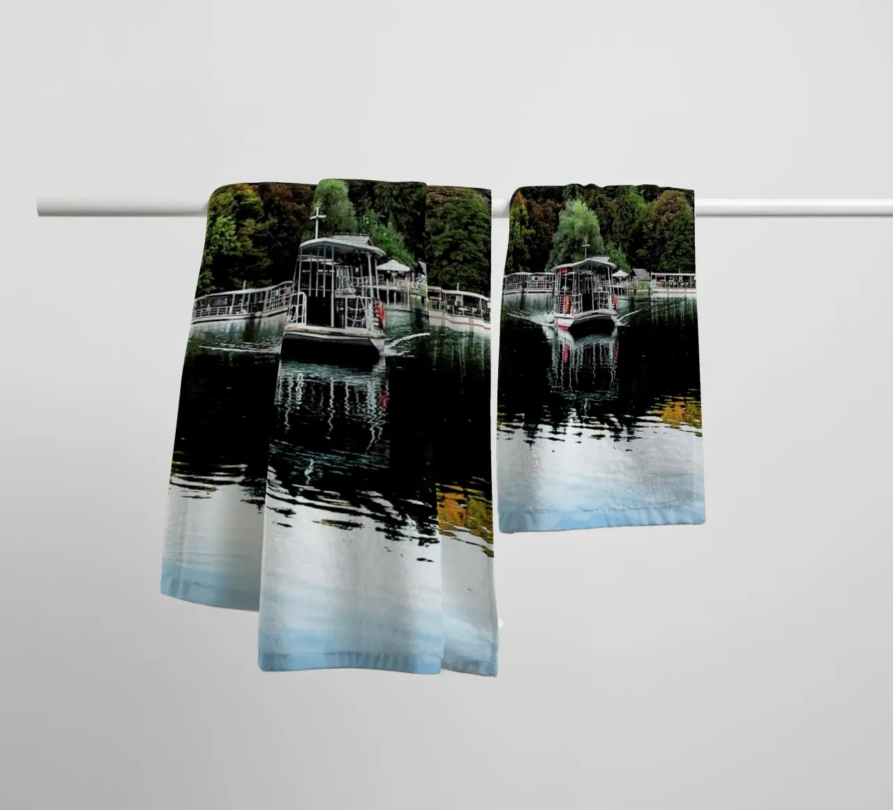 Reflections on Lake asciugamano da bagno da Babett Schultze