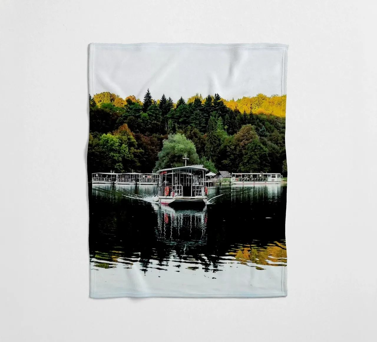 Reflections on Lake coperta in pile da Babett Schultze