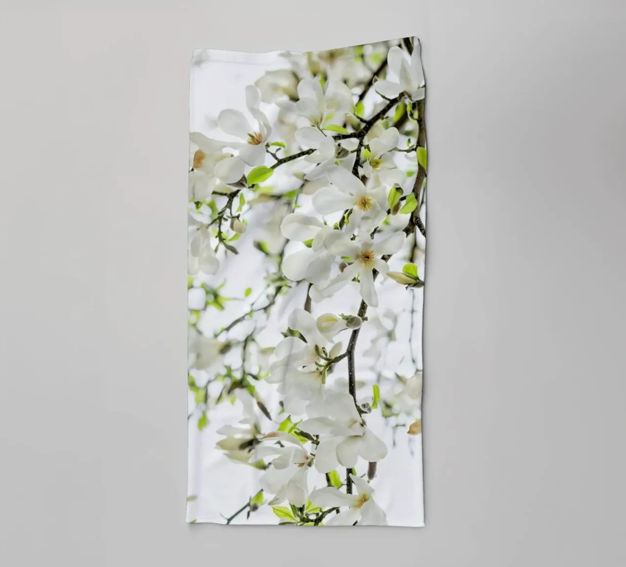 Magnolia Tree White asciugamano da bagno da Curious Collections by Marielle Leenders