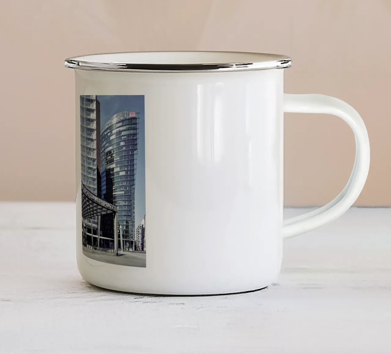 Berlin 2020 No 09 tazza in smalto da Michael Belhadi