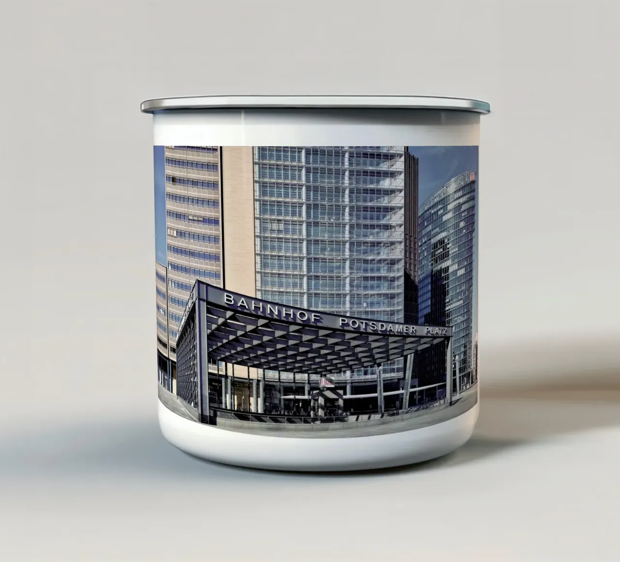 Berlin 2020 No 09 tazza in smalto da Michael Belhadi