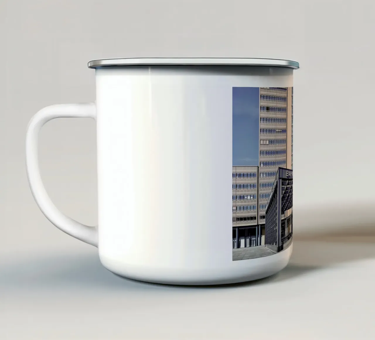 Berlin 2020 No 09 tazza in smalto da Michael Belhadi