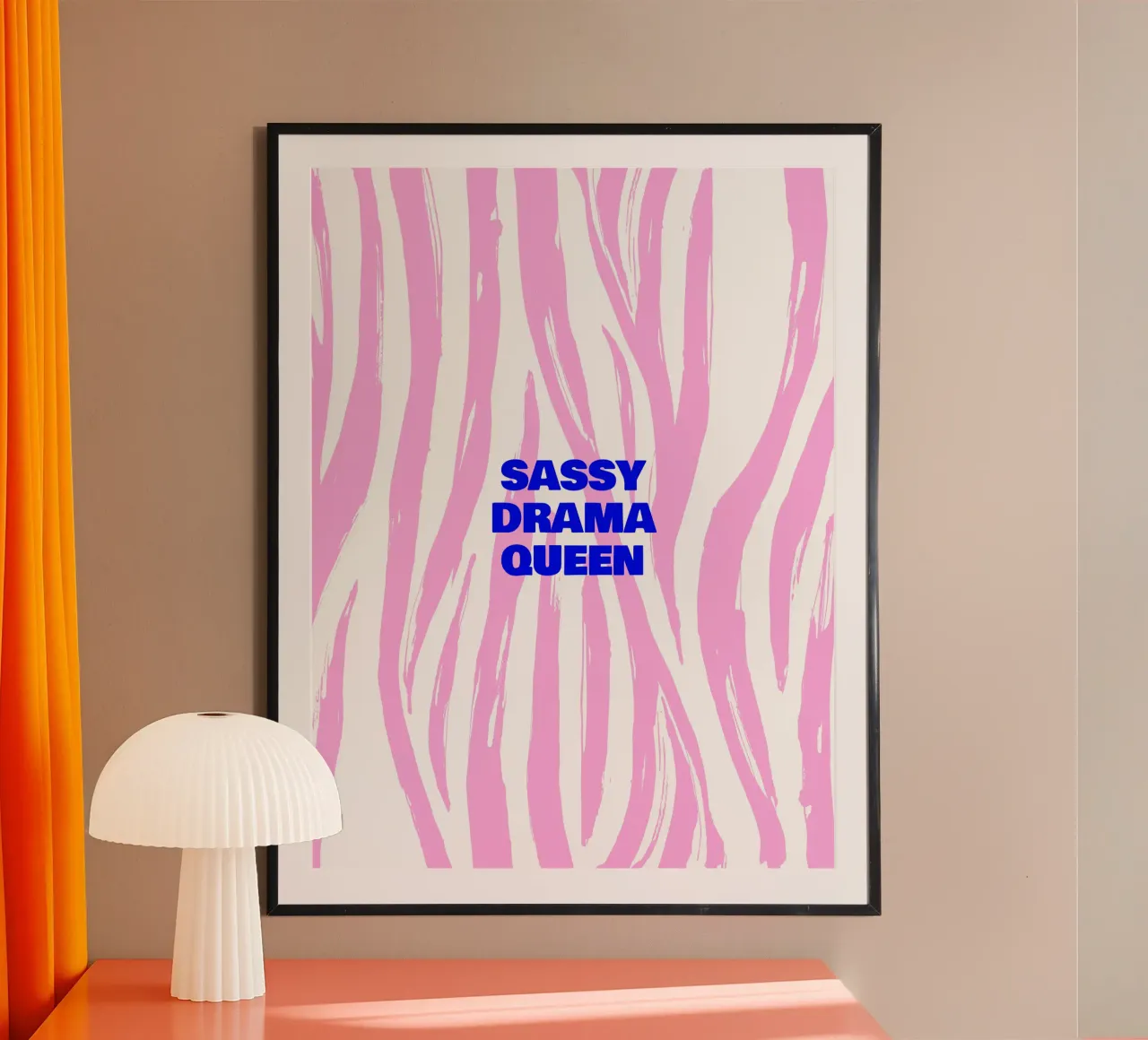 La regina del dramma saccente I poster con telaio in legno da Bureau Purpur