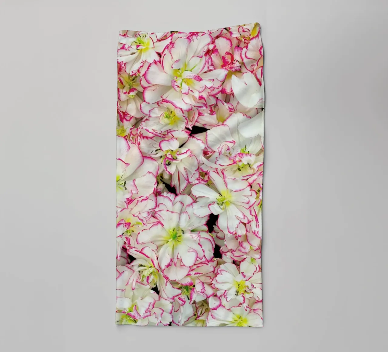 Romantic Tulips asciugamano da bagno da Curious Collections by Marielle Leenders