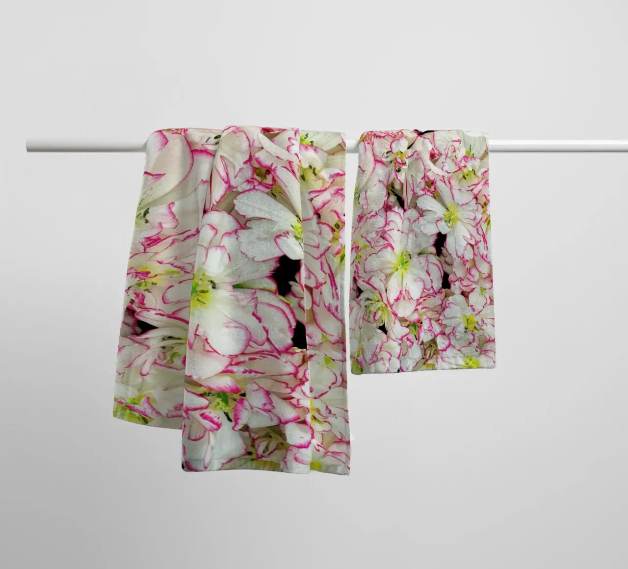 Romantic Tulips asciugamano da bagno da Curious Collections by Marielle Leenders