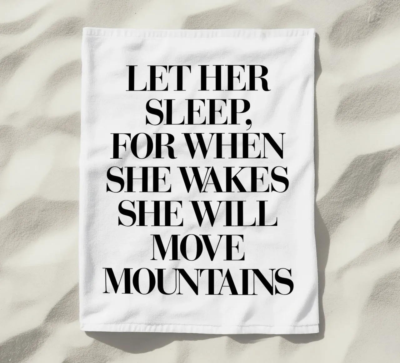 Lei sposterà le montagne Design tipografico telo mare da THE MOTIVATED TYPE