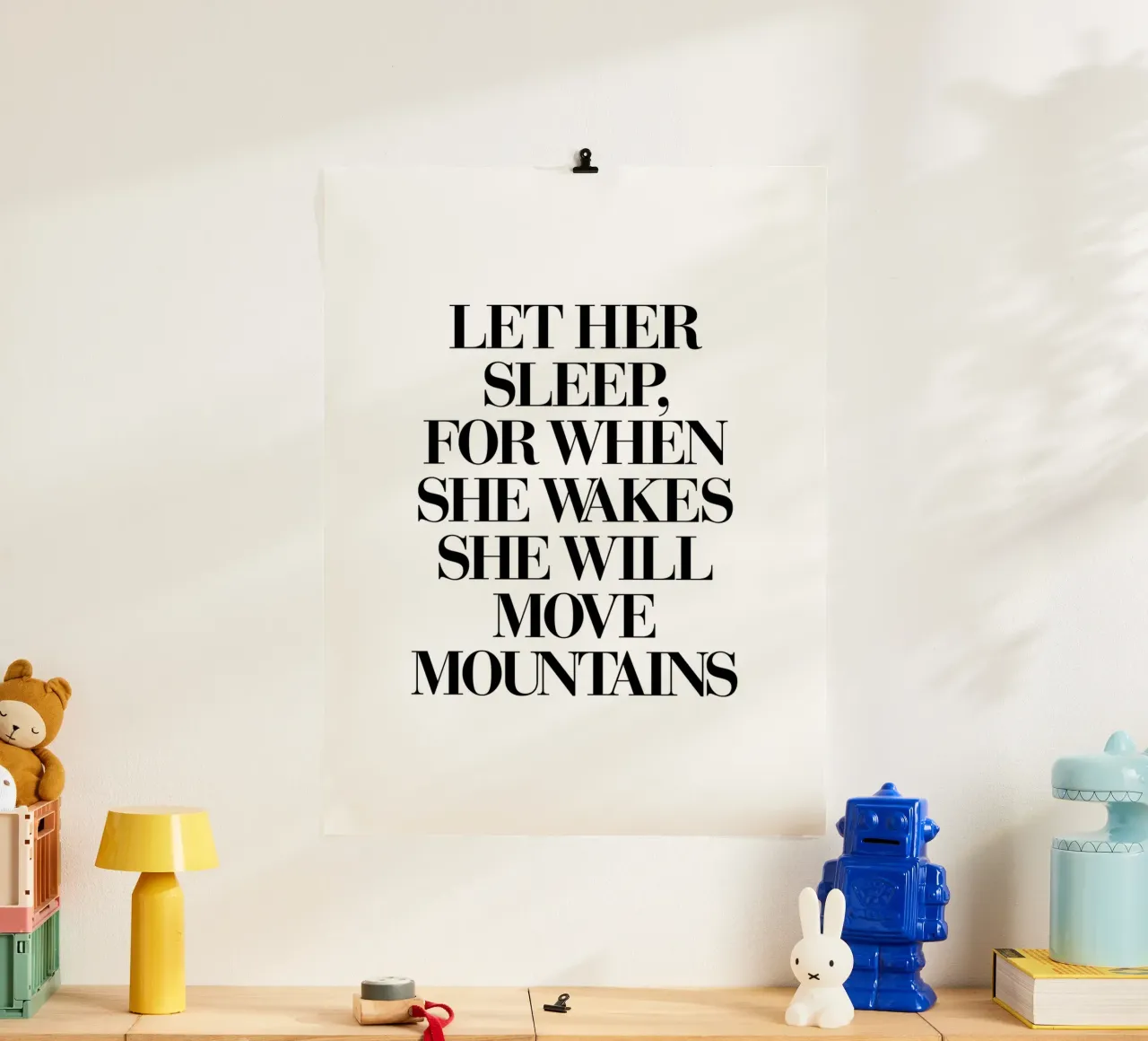 She Will Move Mountains Diseño tipográfico poster con marco de plástico de THE MOTIVATED TYPE