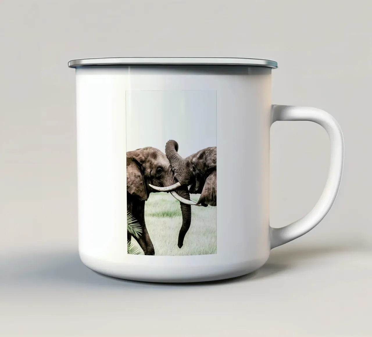 Elephants at Play tazza in smalto da Natural Kingdom