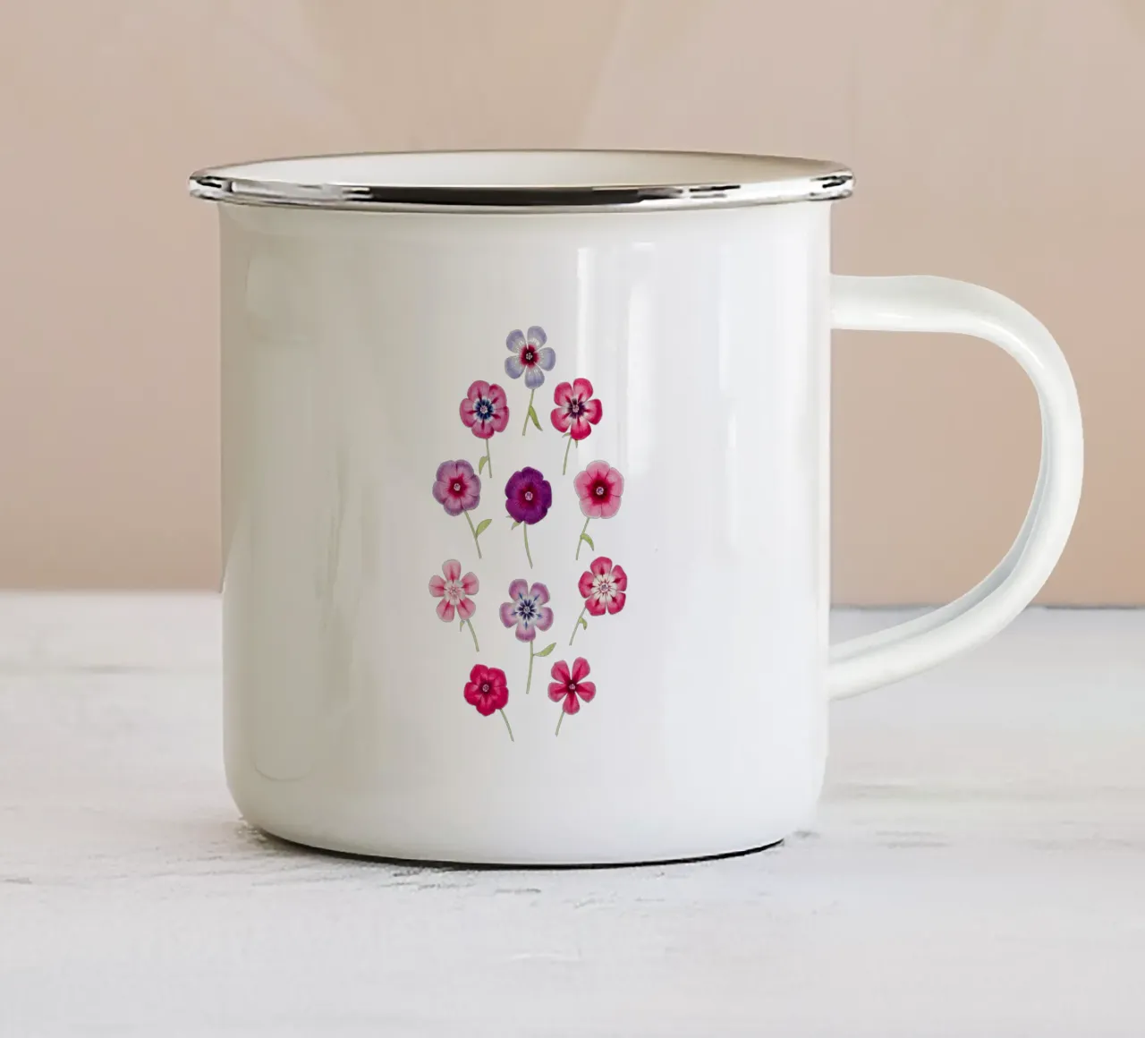 Soft Bloom: Pink Flowers Botanical Illustration tazza in smalto da Pretty Flowers Vintage Botanicals