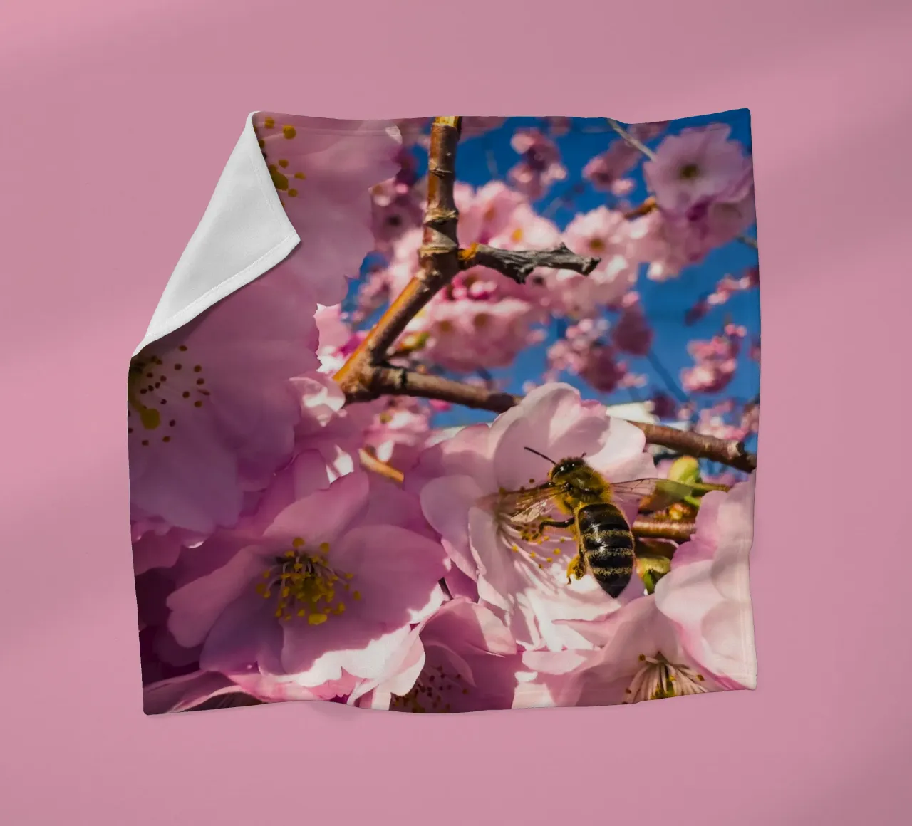 Frühling in Arbeit Fleecedecke von Mexposure Gallery