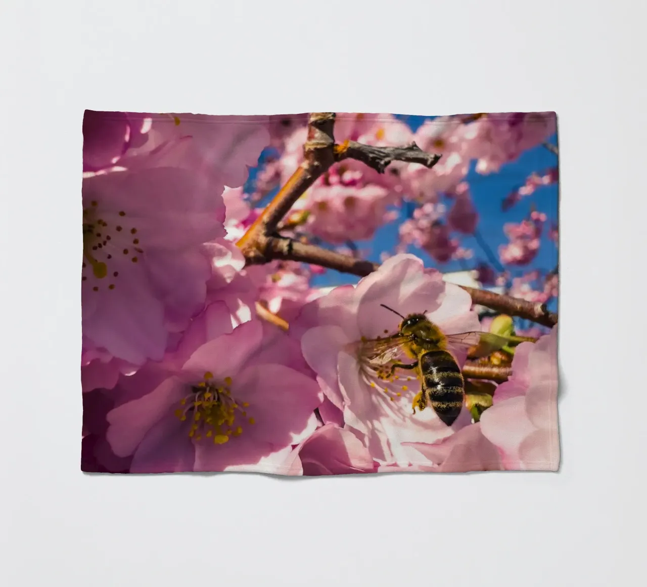 Frühling in Arbeit Fleecedecke von Mexposure Gallery