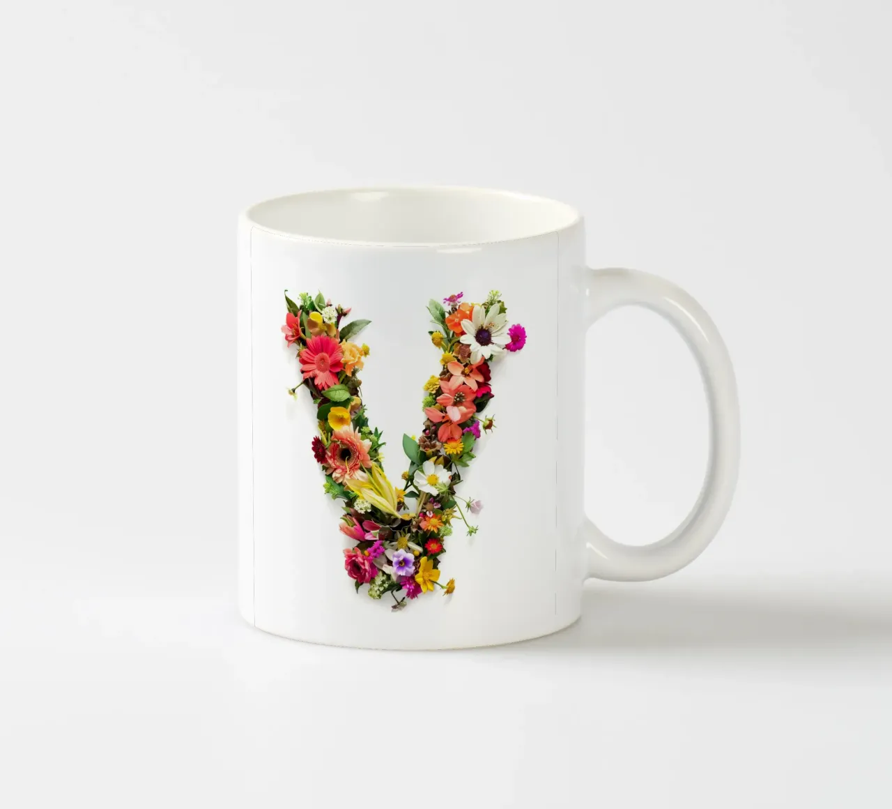 Fiore lettera V tazza in ceramica da My Tiny Home