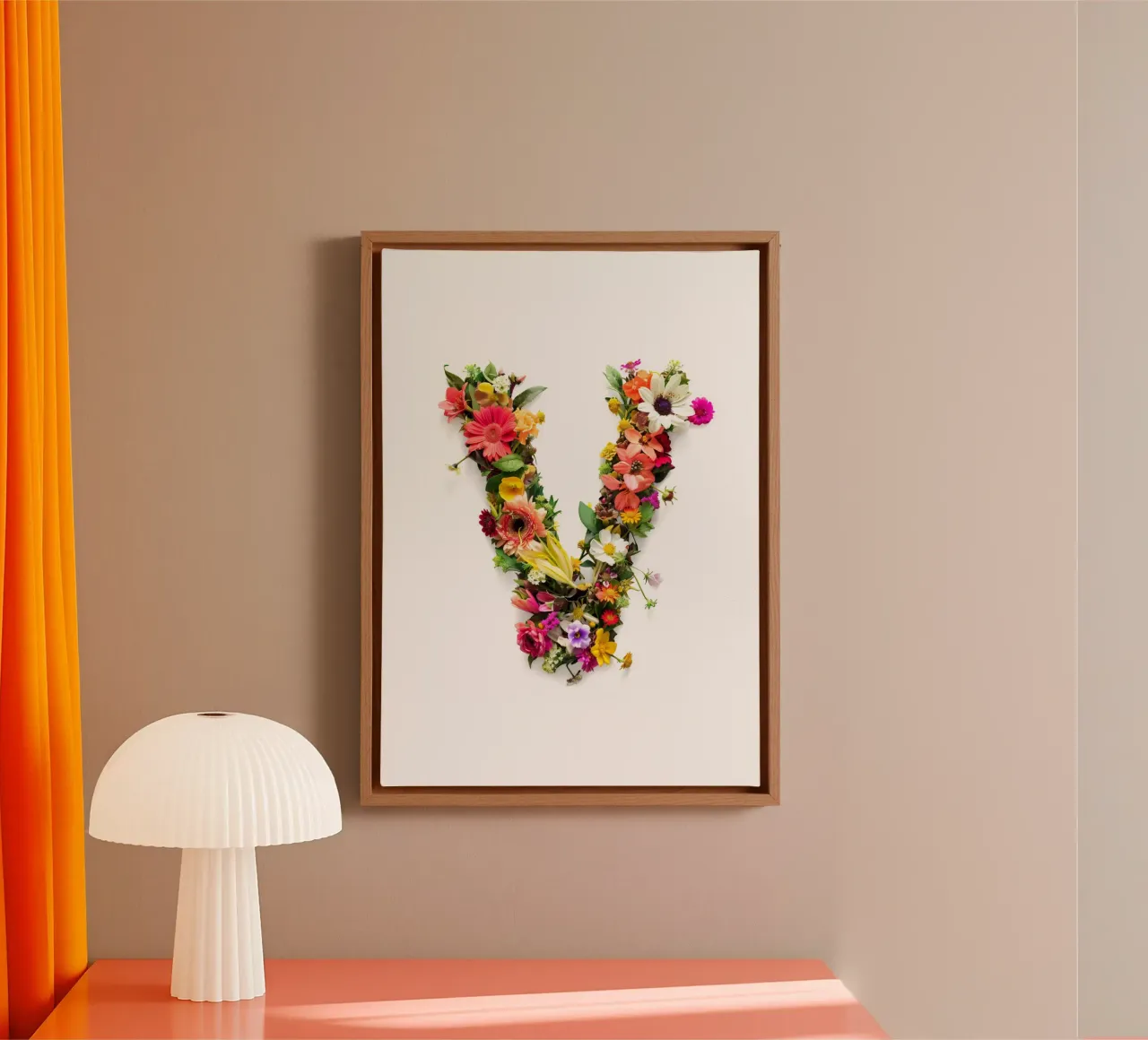 Blumenbuchstabe V Leinwand mit Schattenfugenrahmen von My Tiny Home